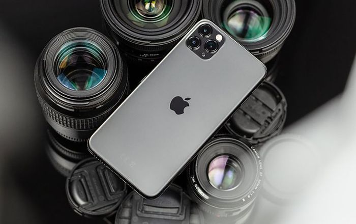 iPhone 11 Pro Max khoá mạng về Việt Nam với giá bằng một nửa iPhone chính hãng