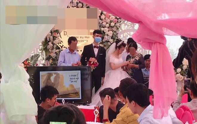 Hình ảnh chú rể bịt khẩu trang trên sân khấu làm lễ cưới trước nhiều quan khách gây tranh cãi