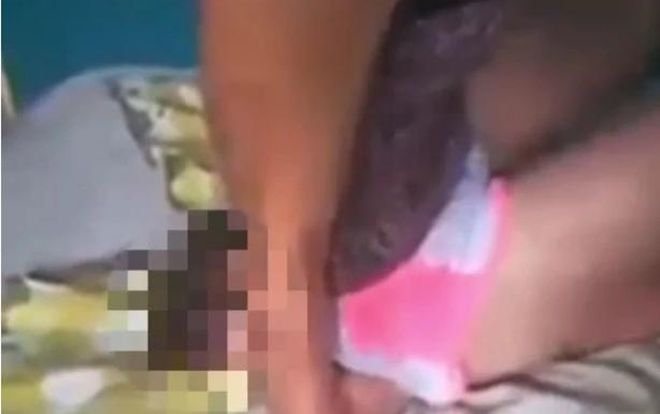 Cảnh sát Mỹ truy lùng người phụ nữ ngồi lên đầu đứa trẻ trong video gây sốc