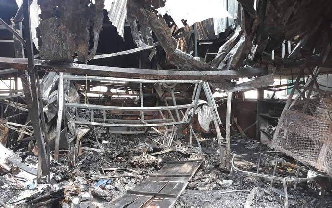 Cháy lớn thiêu rụi 4 ki ốt trong chợ, một cháu bé 8 tuổi tử vong