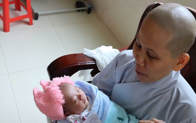 Bé sơ sinh 1 tuần tuổi bị bỏ lại trong chùa: ‘Con không có điều kiện nuôi dưỡng nay nhờ các sư nuôi dưỡng bé giúp con’