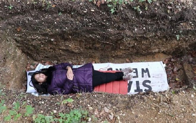 Trải nghiệm chui xuống mộ nằm 'tịnh tâm' khi căng thẳng
