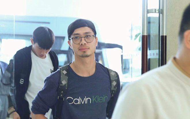 Công Phượng về nước cực ngầu, fan cứ ngỡ anh em song sinh với Đen Vâu