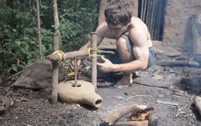 YouTuber 'gây sốt' vì trải nghiệm sống như người thời đồ đá giữa bốn bề hoang vắng