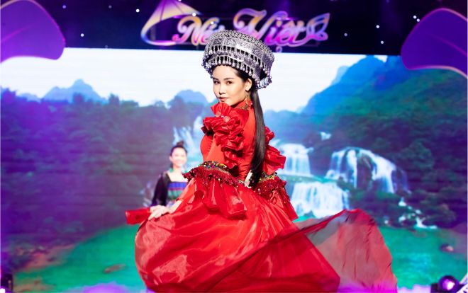 Lê Âu Ngân Anh hóa sơn nữ Tây Bắc catwalk xuất thần trên sàn diễn