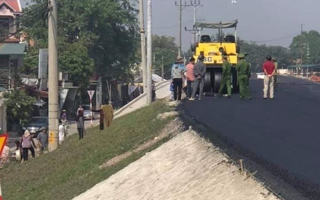 Đi bộ trên đường đang thi công, người đàn ông bị xe lu cán tử vong thương tâm