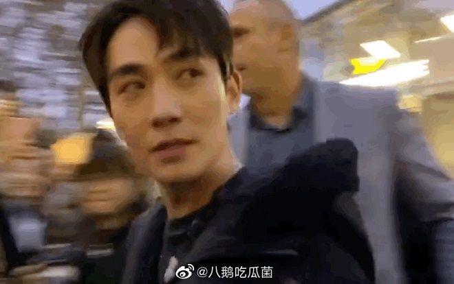 Biểu cảm hài hước của Chu Nhất Long khi được fan nam tỏ tình