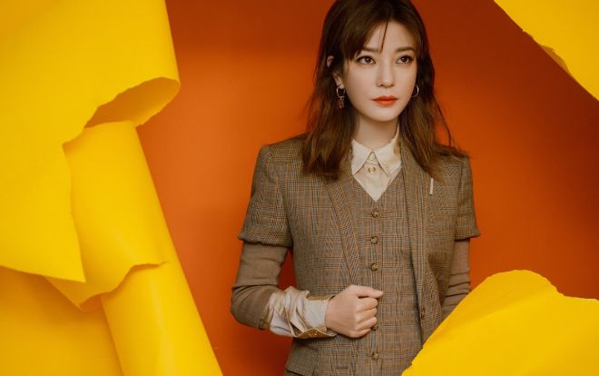 'Soái ca' Triệu Vy lịch lãm với suit nâu khiến fans đổ rầm rầm tại sự kiện