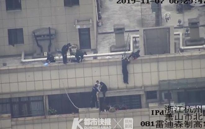 4 giờ sáng ôm hoa hồng tới nhà bạn trai cũ nhưng không được vào, thiếu nữ toan nhảy lầu từ tầng 30