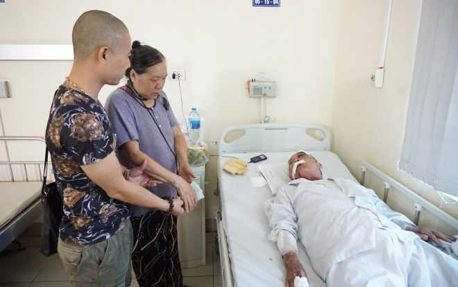 Nhiều người tìm đến bệnh viện giúp đỡ cụ ông 80 tuổi bị tài xế xe ôm hành hung rạn xương sườn, chấn thương nặng