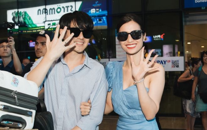 Đông Nhi hạnh phúc khoác tay Ông Cao Thắng, rạng rỡ khoe nhẫn cưới khi trở về TP HCM