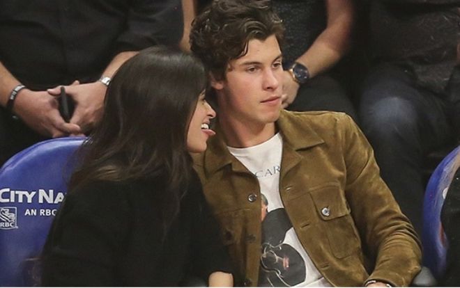 Camila Cabello và Shawn Mendes bị bắt gặp tình tứ tại một giải đấu bóng rổ