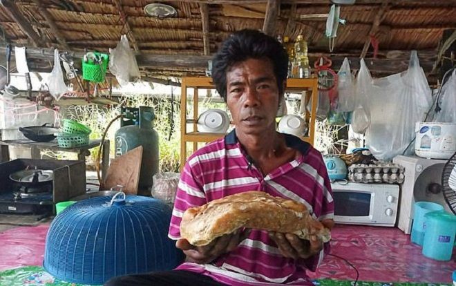 Người đàn ông nhặt rác tình cờ bới được bãi nôn cá nhà táng giá cả tỷ đồng