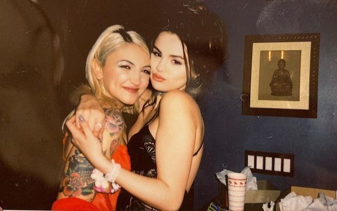 Selena Gomez gây sốc màn khóa môi và xăm hình đôi với cô bạn thân, netizen dậy sóng: Chị đẹp đã đổi gu?