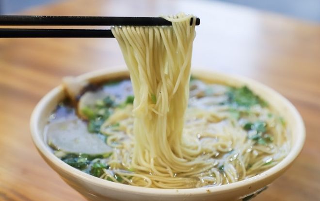 Bé gái cố ăn 3 kg mì mỗi ngày vì lý do gây xúc động