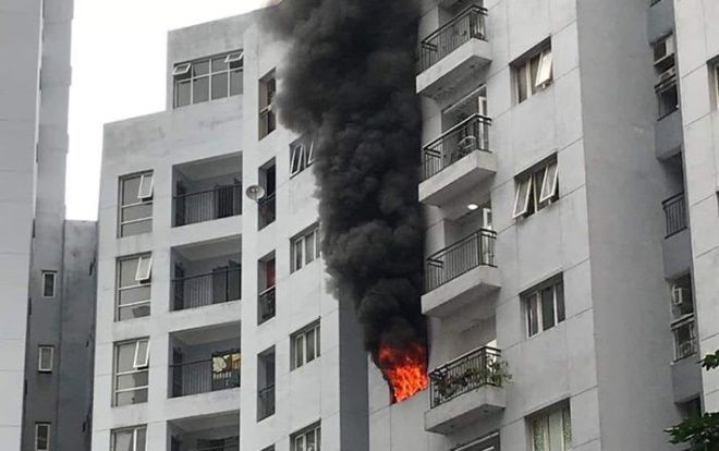 Cháy lớn căn hộ tầng 6 chung cư ở Hà Nội, nhiều cư dân sợ hãi ôm trẻ nhỏ tháo chạy xuống đất
