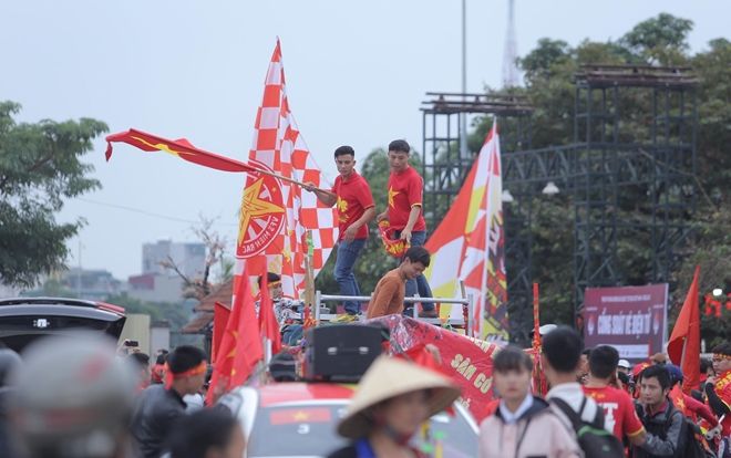Hàng nghìn cổ động viên tập trung tại SVĐ Mỹ Đình hò reo cổ vũ đội tuyển Việt Nam trước giờ gặp UAE