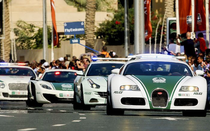 Giàu như UAE, đến cảnh sát cũng đi tuần tra bằng siêu xe hàng chục tỷ