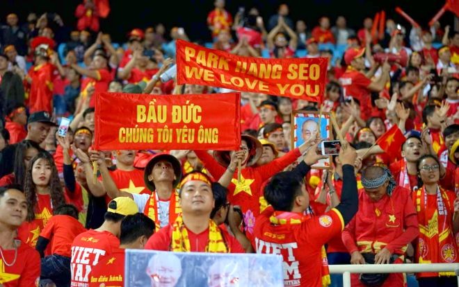 CĐV Việt Nam bày tỏ tình yêu với bầu Đức trên sân Mỹ Đình