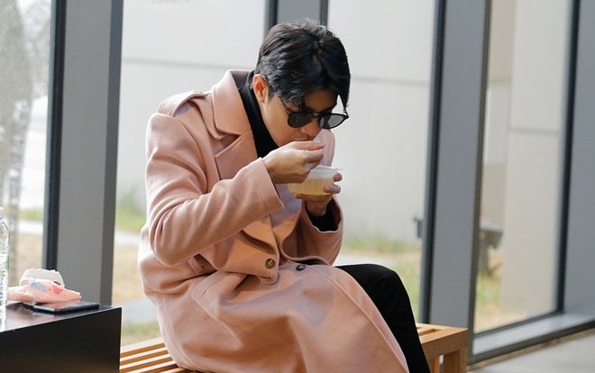 Cư dân mạng share khoảnh khắc Noo Phước Thịnh ngồi ăn vội tại Hàn Quốc, chuẩn bị cho ngày ra mắt ca khúc quan trọng