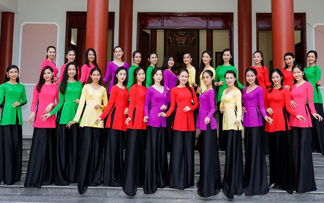 Top 30 thí sinh sắc đẹp mặc áo lụa dịu dàng dâng hoa tưởng niệm anh hùng Nguyễn Thị Định