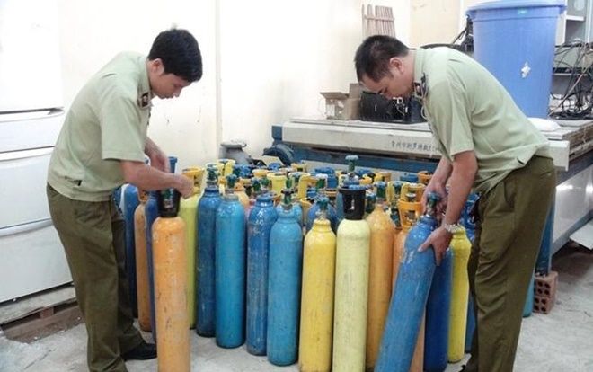 Thu giữ hơn 60 bình khí cười không rõ nguồn gốc ở Quảng Bình