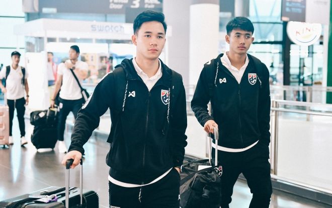 Các cầu thủ Thái Lan cười rạng rỡ đến Việt Nam