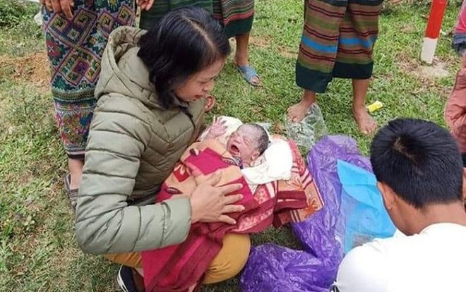 Hi hữu: Cô giáo trở thành bà đỡ giúp học trò cũ 'vượt cạn' ngay bên vệ đường