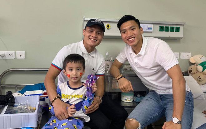 Sau chiến thắng trước UAE, Quang Hải và Văn Hậu 'tức tốc' đến thăm cậu bé 5 tuổi bị bệnh u não