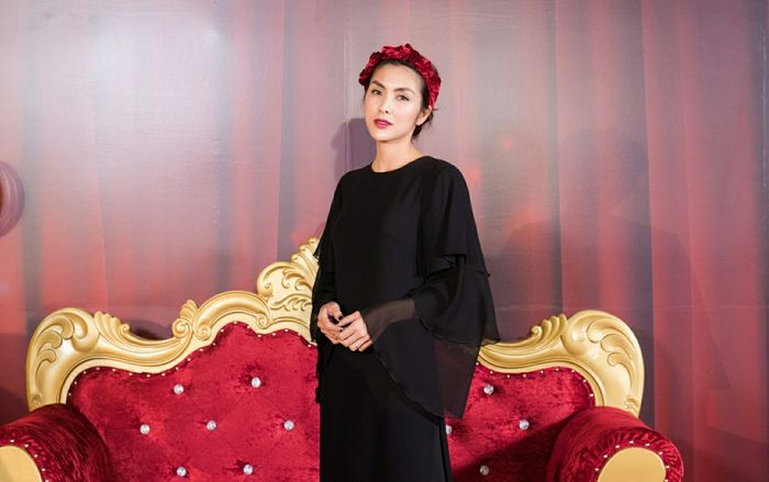 Mấy ai được như Hà Tăng, diện cây đen kín bưng, xuất hiện chớp nhoáng mà vẫn chiếm trọn spotlight