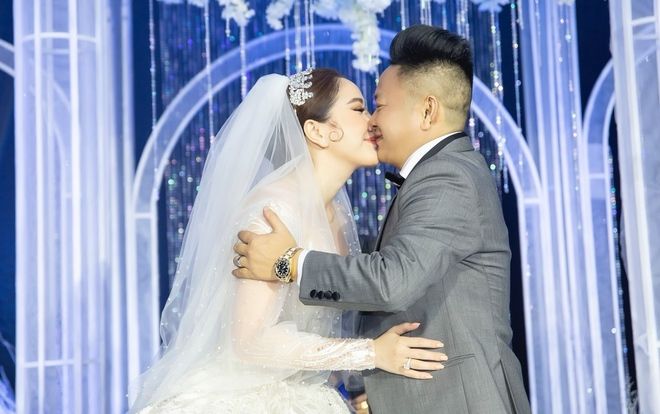 Bảo Thy nghẹn ngào khóc trong đám cưới: 'Không biết người ta làm cô dâu thì sao, còn em hồi hộp suốt 10 ngày qua không ngủ được'