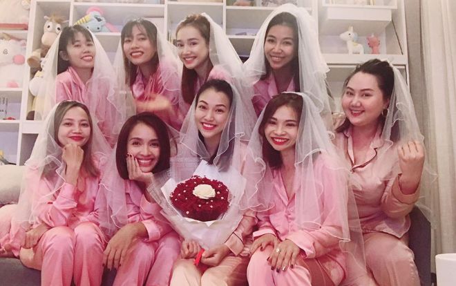 Đã làm 'mẹ bĩm sữa' nhưng Nhã Phương vẫn xuất hiện trong tiệc độc thân của MC Hoàng Oanh