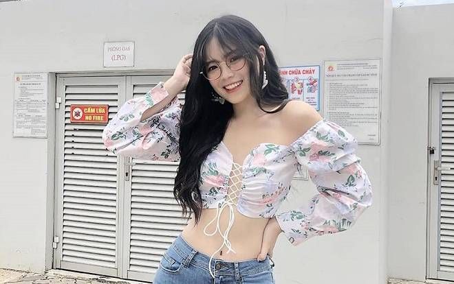 Sở hữu ngoại hình xinh đẹp và gợi cảm, nữ sinh ĐH Kiến trúc được báo Trung hết lời khen ngợi