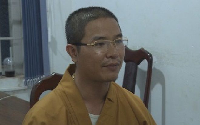 Khởi tố thầy chùa dùng gậy đập vỡ kính ô tô vì không cho xe vượt