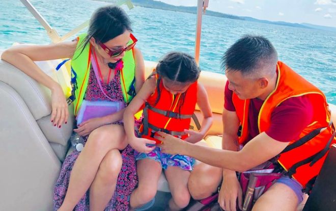 Con gái Thủy Tiên mới đi học đã biết lên mạng tự tìm kiếm tên mình