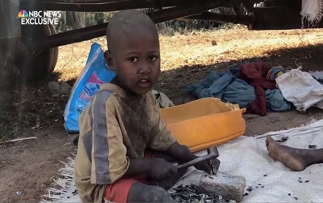 Xót xa những đứa trẻ dưới 5 tuổi làm việc 16 tiếng/ngày tại mỏ mica giữa cái nóng 37 độ C với 1 đôla/tuần
