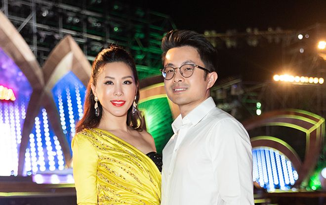 Mặc váy dài 2m2, Hoa hậu quý bà Thu Hoài được tình trẻ ân cần giúp chỉnh váy trên thảm đỏ