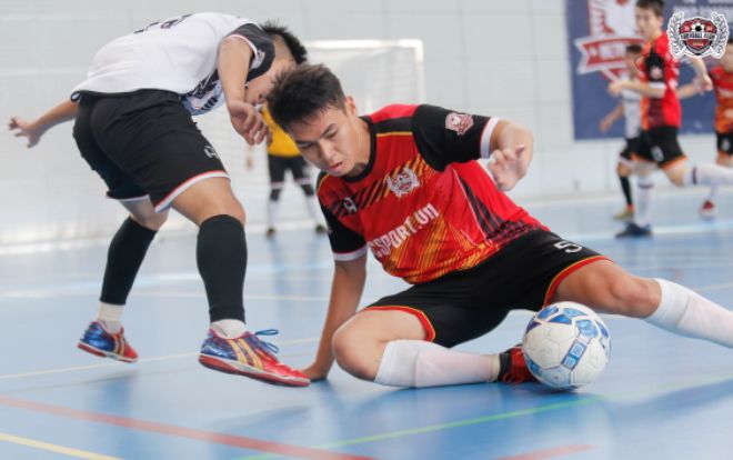 Khán đài ĐH RMIT bùng nổ với trận chung kết giải bóng đá Retro Cup 2019