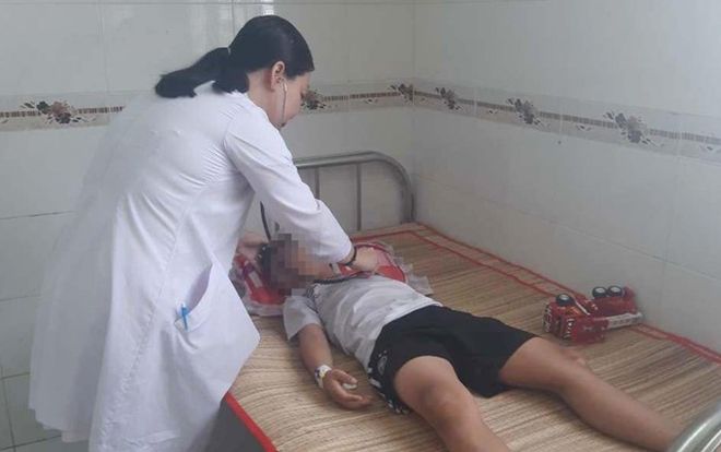 Mâu thuẫn với chồng, vợ pha thuốc diệt cỏ cho 4 con uống khiến ngộ độc phải nhập viện cấp cứu