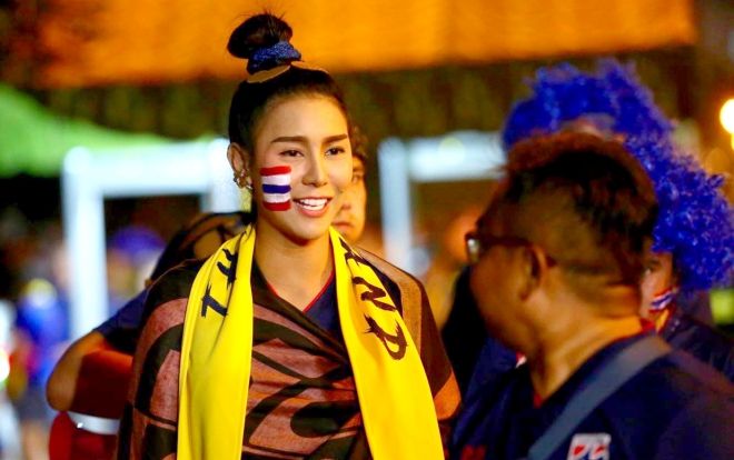 Nữ CĐV Thái Lan xinh như thiên thần 'đốt nóng' trận Việt Nam vs Thái Lan