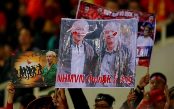 Bầu không khí nóng hết cỡ trong sân Mỹ Đình