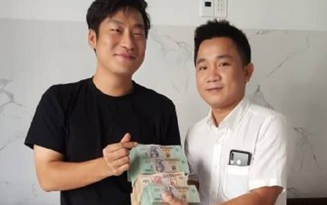 Chủ nhà hàng cất giùm gần 1.6 tỷ đồng rồi trao trả cho du khách Hàn Quốc