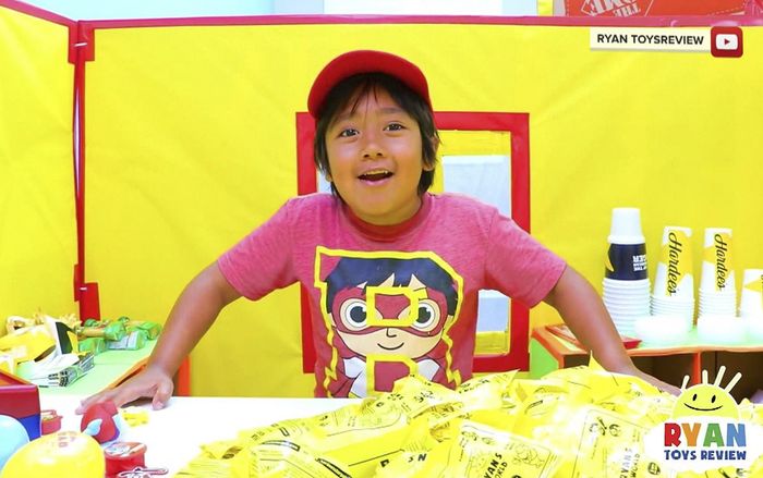 10 YouTuber kiếm tiền khủng nhất hiện nay: Đứng đầu là nhóc tì 7 tuổi, PewDiePie xếp gần cuối danh sách