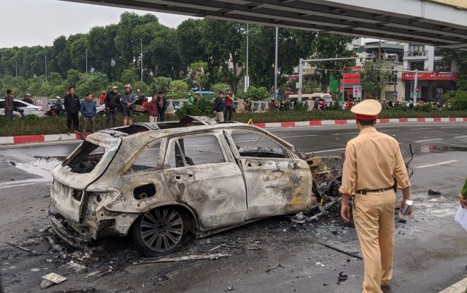 Sau khi gây tai nạn, nữ tài xế Mercedes hoảng loạn tông vào xe chở bình ga khiến xe phát nổ