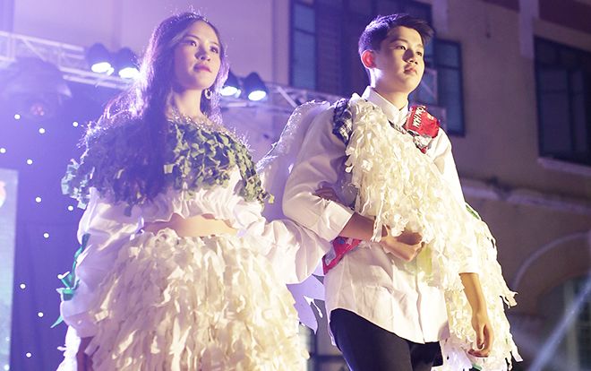Trai xinh, gái đẹp THPT Chu Văn An 'bùng nổ' trong trang phục tái chế