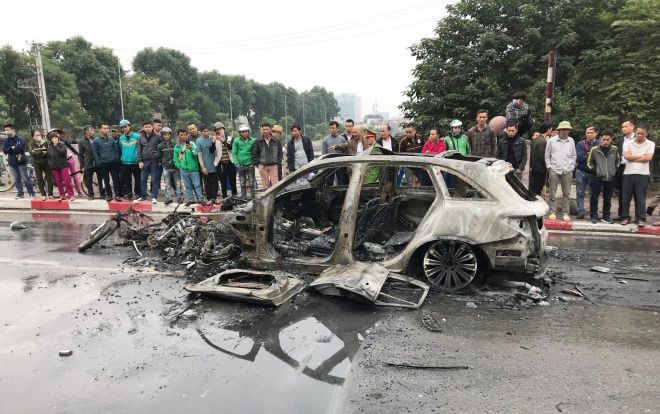 Nhân chứng kể nữ tài xế lái Mercedes đã kéo lê cô gái tử vong trước khi tông vào xe chở gas gây cháy nổ