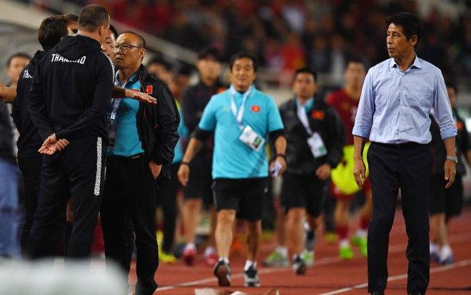 Bảo vệ ông Park, CĐV Việt Nam 'tấn công' trang cá nhân của trợ lý HLV Thái Lan