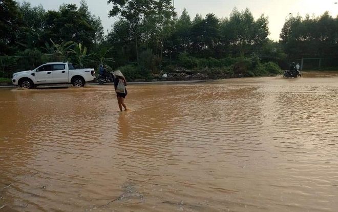 Đường ống nước sạch sông Đà gặp sự cố rò rỉ, nước lênh láng trên đại lộ Thăng Long