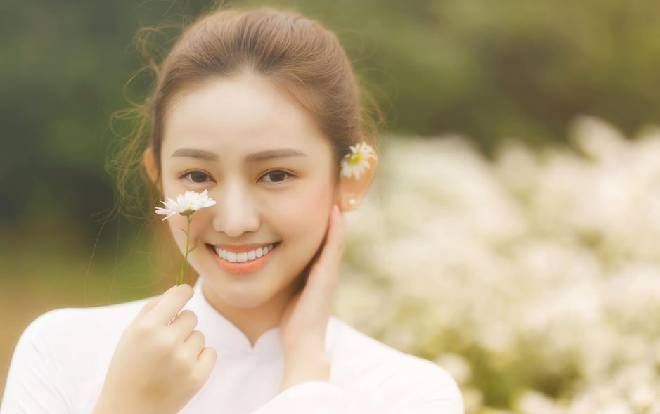 Hotgirl Thúy Vi ra tận Hà Nội để chụp hình cùng cúc họa mi và cái kết với bộ ảnh đẹp mơ màng
