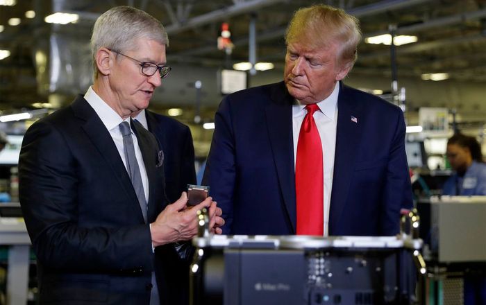 Ông Donald Trump tới thăm nhà máy Apple và nói một điều có thể làm 'táo khuyết' mở cờ trong bụng